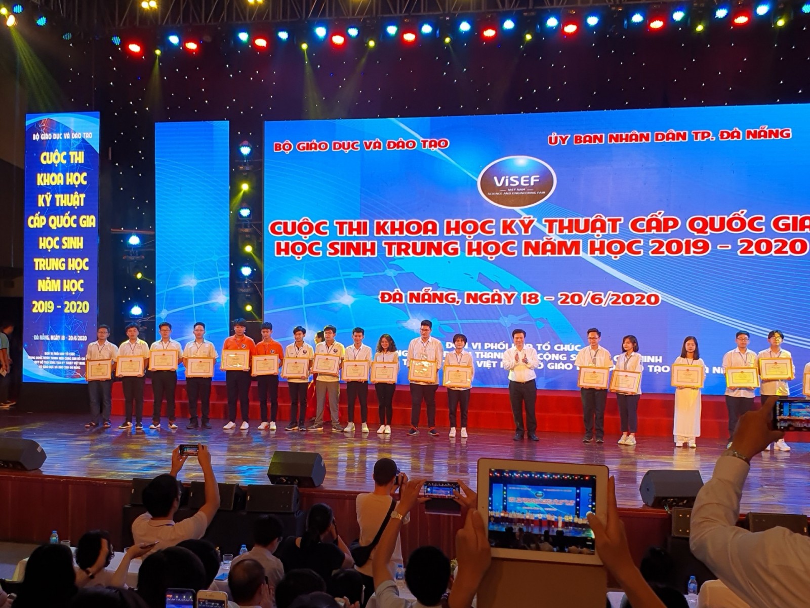 Thứ trưởng Bộ GD&ĐT Nguyễn Hữu Độ trao giải cho các học sinh có dự án đạt giải nhất. Đoàn học sinh chuyên Nguyễn Trãi đứng thứ 1,2 từ trái qua